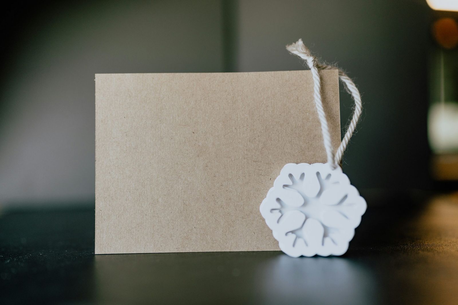 photo 1734014938145 7b199e0fe806 scaled Jewelry packaging and display cards on kraft paper